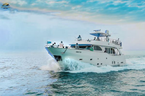 Luxury mega yacht cruise Dubai Marina